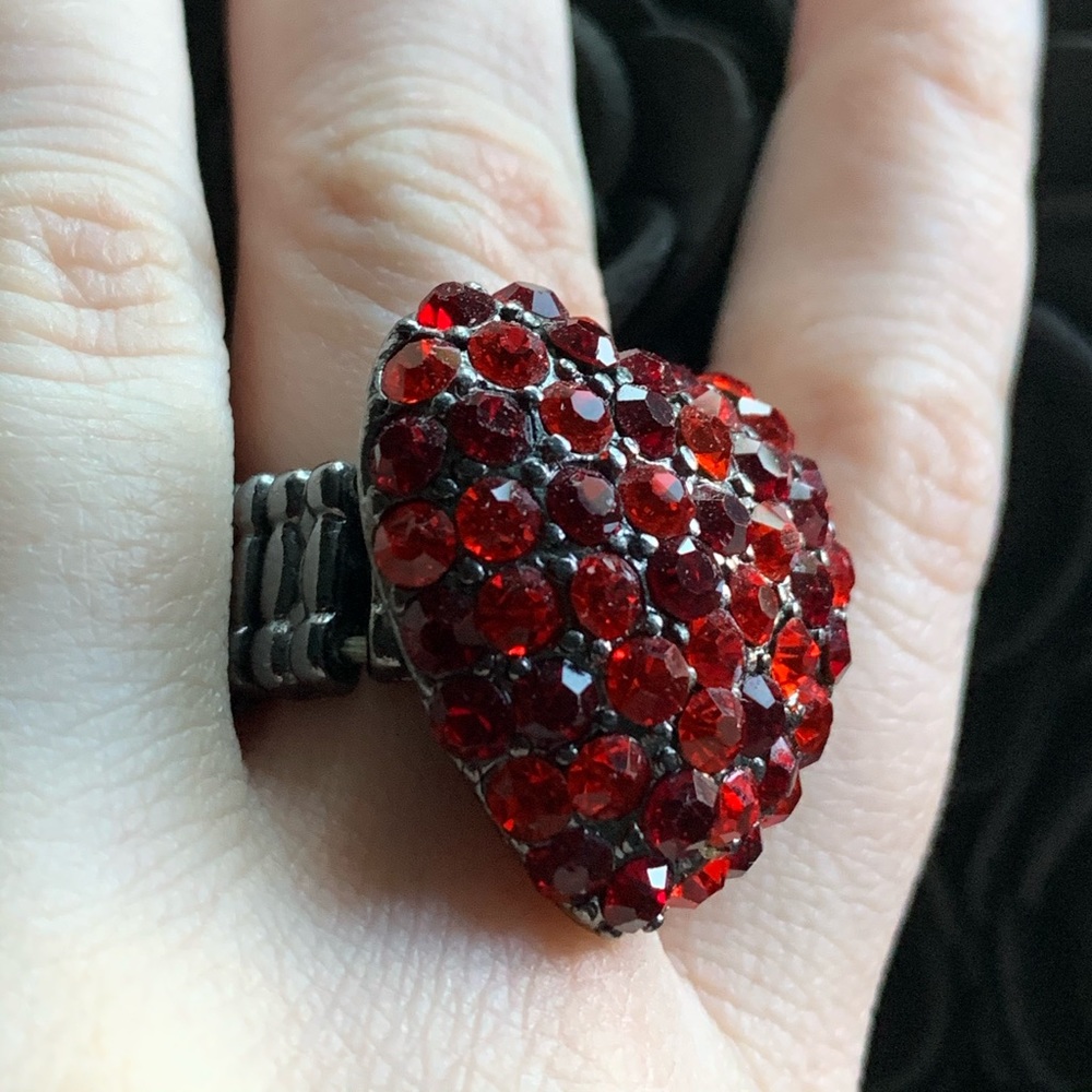 Red heart ring - Picture 2 of 3